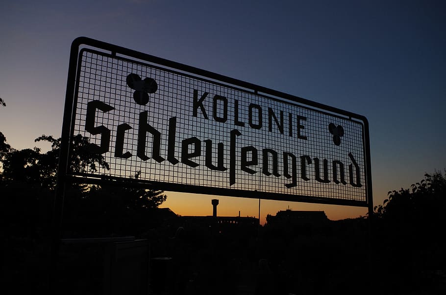 tildeling, tusmørke, solnedgang, skilt, sport, belyst, skumring, nat, film, retro stylet, meddelelse, himmel, lav vinkel visning, tekst, silhuet, arkitektur, ingen mennesker, natur, udendørs, vejskilt, vejledning, sikkerhed, konkurrence, blå, global kommunikation, 4K