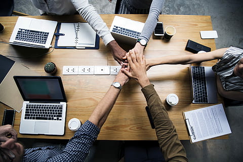 pessoa vestindo relógio, área de trabalho, ambiente de trabalho, parceria, escritório, computador portátil, encontro, dispositivo digital, braço, o negócio, negócio, acordo, computador, pessoa, contrato, prancheta, união, Confiar em, unidade, comece, pilha de mãos, tecnologia, comunicação, tecnologia sem fio, trabalhando, usando laptop, adulto, mesa, ocupação, pessoa de negócios, mobília, dentro de casa, visão de alto ângulo, conexão, homens, sentado, planejamento, novo negócio, profissional de design, empreendedor, trabalho em equipe, colega de trabalho, 2K, CC0, domínio público, royalty free