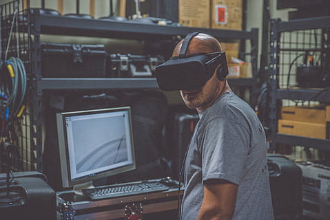homme, portant, noir, virtuel, lunettes de réalité, ordinateur, clavier, électronique, moderne, La technologie, Bureau, travail, table, personnes, réalité virtuelle, Hommes, Occupation, mâles, une personne, adulte, à l'intérieur, écoute, la musique, la communication, moniteur d'ordinateur, équipement informatique, lien, Technologie sans fil, en utilisant l'ordinateur, écouteurs, culture artistique et divertissement, équipement, Vêtements décontractés, occupé, 4K, CC0, domaine public, libre de droits