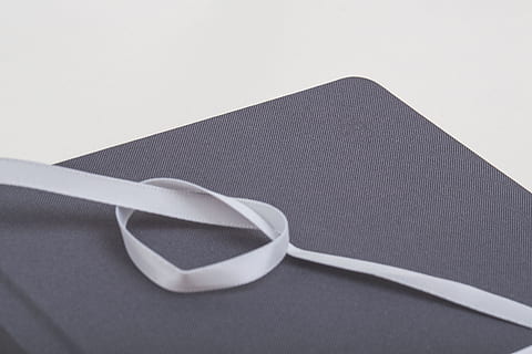 libro, taccuino, nastro, girato in studio, grigio, nessuno, in casa, avvicinamento, carta, ritagliare, evento, sfondo bianco, forniture per ufficio, semplicità, amore, attività commerciale, nozze, copia spazio, color argento, sfondo grigio, argento - metallo, celebrazione, metallo, 5K, CC0, dominio pubblico, privo di copyright