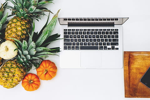 macbook, pro, assortert, frukt, flat, legge, fotografering, ved siden av, ananas, squash, Macbook Pro, datamaskin, flatlay, gresskar, laptop, mat, teknologi, ingen folk, bord, studio skudd, trådløs teknologi, mat og Drikke, spise sunt, friskhet, innendørs, kommunikasjon, høy vinkel visning, velvære, grønnsak, forbindelse, oransje farge, tastatur, 5K, CC0, offentlig domene, opphavsrett gratis