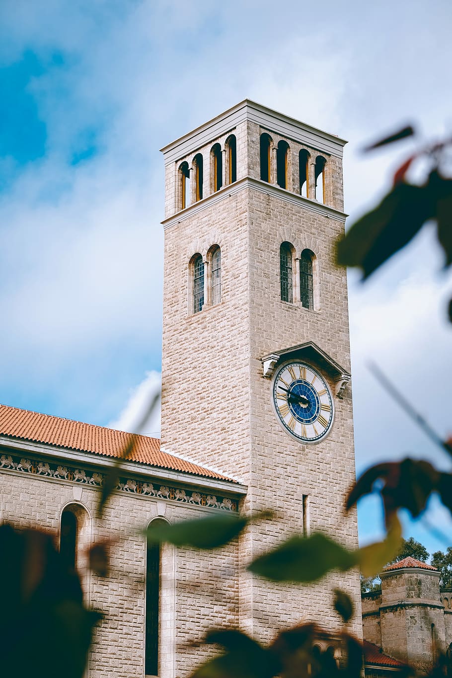 big ben tower, lav, synsvinkel, klokke tårn, tårn, mursten, bygning, ur, tid, ansigt, facebook, tag, blad, træ, himmel, Sky, kollegium, blå, universitet, arkitektur, bygget struktur, bygning udvendig, lav vinkel visning, sky - himmel, natur, ingen mennesker, dag, fortiden, historie, sted for tilbedelse, vindue, udendørs, tro, 4K