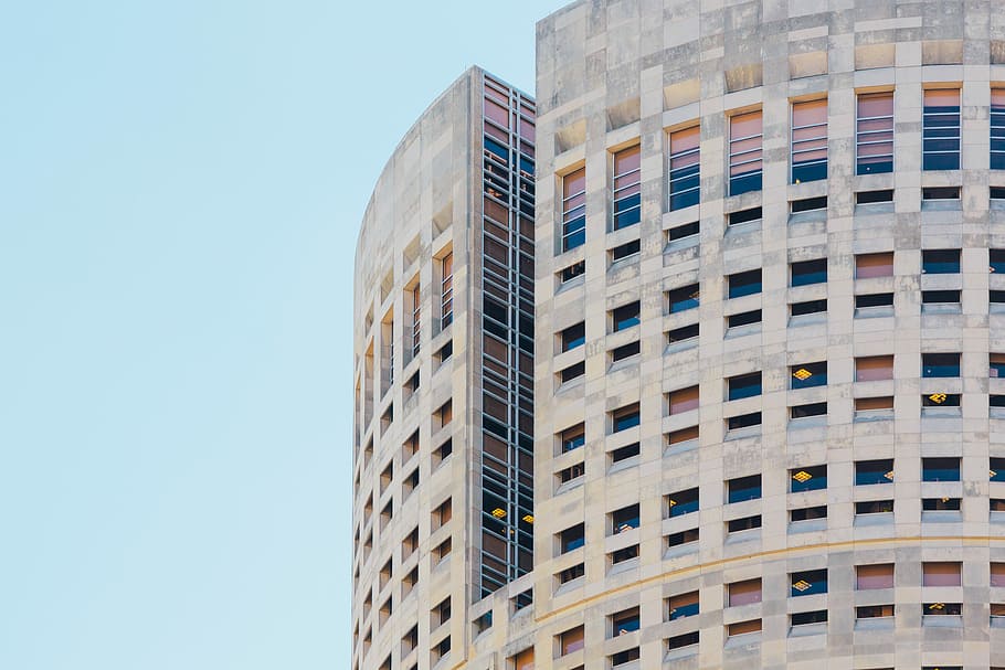 edificio de concreto gris, fotografía de arquitectura, hormigón, edificio, redondo, ventanas, curva, arquitectura, exterior del edificio, estructura construida, vista de ángulo bajo, ventana, ciudad, moderno, cielo, edificio de oficinas exterior, cielo limpio, altura maxima, nadie, oficina, día, rascacielos, naturaleza, al aire libre, vida en la ciudad, luz del sol, apartamento, 4K