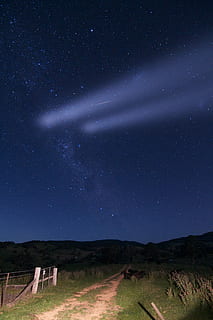 droga polna, Zielony, trawa, ciemny, niebo, gwiazdy, Zielona trawa, ścieżka, światło, płot, pole, noc, wieczór, gwiazda, astrofotografia, szlak, Droga, podróż, wycieczka samochodem, galaktyka, droga Mleczna, podróżować, długa ekspozycja, Błękitna góra, gwiazda - przestrzeń, przestrzeń, astronomia, scenics - natura, pole gwiazdowe, Natura, piękno natury, spokojna scena, spokój, nieskończoność, Konstelacja, żadnych ludzi, środowisko, idylliczny, na dworze, przestrzeń i astronomia, 5K, CC0, domena publiczna, darmowe zdjęcia