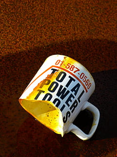 tazza, rotto, vecchio, ceramica, coccio, editoriale, testo, sceneggiatura occidentale, avvicinamento, comunicazione, nessuno, vista dall'alto, in casa, natura morta, giallo, cibo e bevande, concentrarsi sulle conoscenze acquisite, lettera maiuscola, singolo oggetto, bere, tavolo, boccale, cibo, tecnologia, giocattolo, 4K, CC0, dominio pubblico, privo di copyright