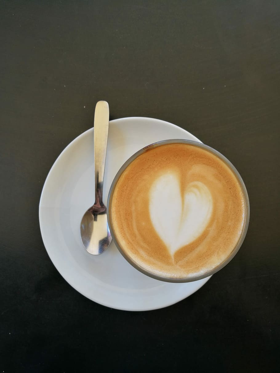 kaffe, hjerte, ske, kaffekop, kaffe - drikke, drikke, cappuccino, direkte over, mad og drikke, kop, krus, forfriskning, skummende drikke, stilleben, bord, porcelæn, køkkenredskaber, spise redskaber, underkop, friskhed, varm drikke, ingen mennesker, latte, sort baggrund, morgenmad, 4K