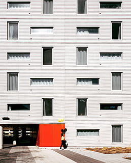 foto, dona, celebració, 3, groc, globus, frontal, alt, edifici de pujada, globus groc, edifici de gran alçada, gent, a l'aire lliure, dones, escena urbana, exterior de l'edifici, homes, carrer, arquitectura, només homes, un sol home, estructura construïda, finestra, edifici, una persona, ciutat, persones reals, dia, barri residencial, caminar, longitud completa, estils de vida, ocupació, sendera, obturador, 2K, CC0, domini públic, lliure de regalies