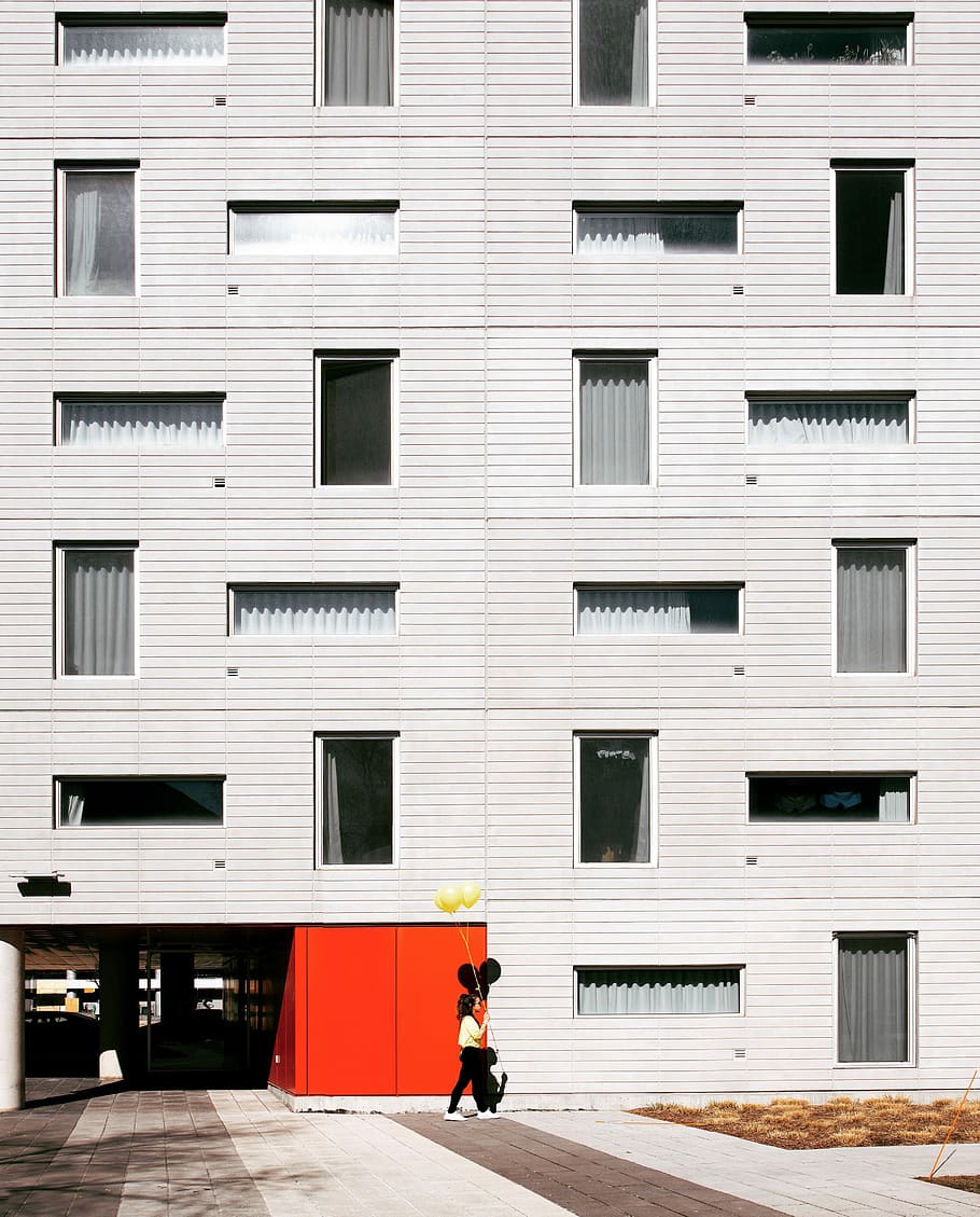 foto, dona, celebració, 3, groc, globus, frontal, alt, edifici de pujada, globus groc, edifici de gran alçada, gent, a l'aire lliure, dones, escena urbana, exterior de l'edifici, homes, carrer, arquitectura, només homes, un sol home, estructura construïda, finestra, edifici, una persona, ciutat, persones reals, dia, barri residencial, caminar, longitud completa, estils de vida, ocupació, sendera, obturador, 2K