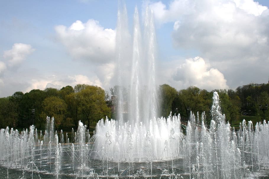 springvand, vand, tud, spray, hvid, træer, skyer og himmel, bevægelse, sky - himmel, plante, træ, natur, sprøjtning, himmel, sprøjt, miljø, scenics - natur, ingen mennesker, dag, skønhed i naturen, sport, arkitektur, udendørs, vandfald, flydende vand, magt i naturen, faldende vand, flyder, 1080P