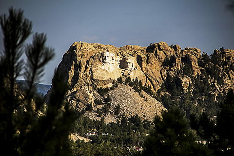 mount, rushmore, nacional, parc, muntar un paisatge rushmore, muntanya, monument, arbre, cares, visites turístiques, naturalesa, paisatge, Amèrica, rock, rock - object, planta, sòlid, formació de roca, cel, bellesa a la natura, geologia, escenics - natura, cap gent, escena no urbana, escena tranquil·la, tranquil·litat, terra, medi ambient, destinacions de viatge, a l'aire lliure, erosionat, formació, arbre de coníferes, semiàrid, 5K, CC0, domini públic, lliure de regalies
