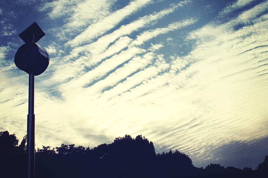 Silhouette Fotografie, schwarz, Dienstpost, Zirruswolken, tagsüber, Silhouette, Fotografie, Nützlichkeit, Post, Himmel, Strassenlicht, draußen, keine Leute, Blau, wolke - himmel, Flachwinkelansicht, Baum, Natur, Pflanze, Sonnenuntergang, Schönheit in der Natur, Zeichen, Dämmerung, Lichtanlage, Elektrizität, Szenen - Natur, Ruhe, Licht, Kommunikation, 1080P