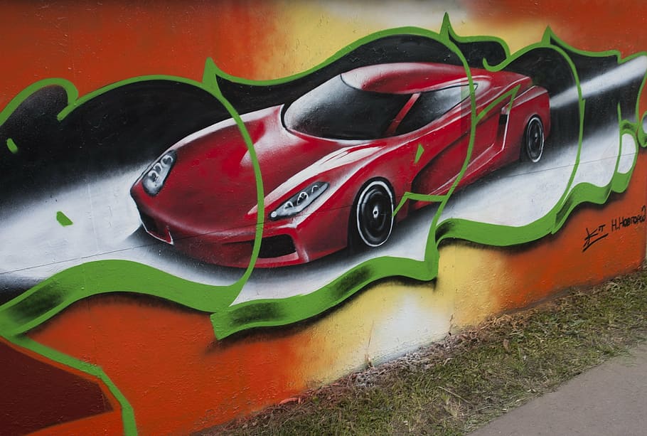 màquina, graffiti, paret, velocitat, figura, vermell, cotxe, art de carrer, vehicle terrestre, esport, multicolor, art i artesania, pintura, creativitat, cap gent, primer pla, dia, funció de construcció de parets, pintura d'esprai, color verd, patró, estructura construïda, artesania, arquitectura, natura morta, representació, a l'aire lliure, 2K