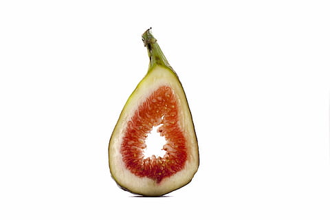 ovale, verde, bianca, affettato, frutta, sfondo bianco, macro, Figura, taglio, mangiare sano, sezione trasversale, cibo e bevande, girato in studio, freschezza, cibo, nessuno, fetta, benessere, natura morta, avvicinamento, in casa, ritagliare, singolo oggetto, copia spazio, maturo, rosso, mela - frutto, 2K, CC0, dominio pubblico, privo di copyright