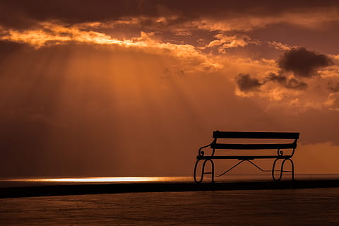 schwarze Holzbank, Bank, Sonnenuntergang, Dämmerung, Wolken, Himmel, Sonnenlicht, Sonnenstrahl, Licht, Natur, Nachmittag, Ayia napa, Zypern, wolke - himmel, orange Farbe, Schönheit in der Natur, Wasser, Sitz, Szenen - Natur, Meer, keine Leute, Stuhl, Horizont über Wasser, Silhouette, Dramatischer Himmel, idyllisch, ruhige Szene, die Architektur, 5K, CC0, gemeinfrei, lizenzfrei