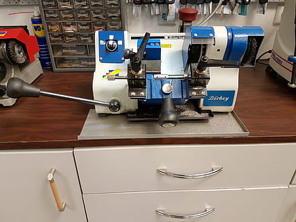 chiave, taglio, macchina, servizio, tagliatrice chiave, servizio chiave, attrezzatura, tecnologia, industria, macchinario, strumento di lavoro, fabbrica, attrezzature di produzione, produzione, in casa, nessuno, tavolo, scienza, legno - materiale, avvicinamento, metallo, laboratorio, assistenza sanitaria e medicina, parte della macchina, natura morta, formazione scolastica, concentrarsi sulle conoscenze acquisite, fatto dall'uomo, ricerca, caffè, 4K, CC0, dominio pubblico, privo di copyright