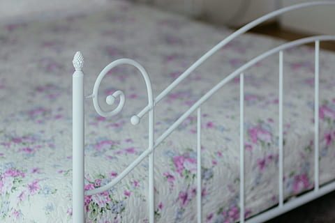 appartamento, letto, Camera da letto, grande, luminosa, confortevole, accogliente, decorativo, floreale, fiori, telaio, mobilia, casa, nessuno, avvicinamento, colore rosa, in casa, messa a fuoco selettiva, pianta, sicurezza, fiore, giorno, concentrarsi sulle conoscenze acquisite, crescita, vulnerabilità, fragilità, controllo, Colore bianco, freschezza, natura, pianta fiorita, cura, 5K, CC0, dominio pubblico, privo di copyright