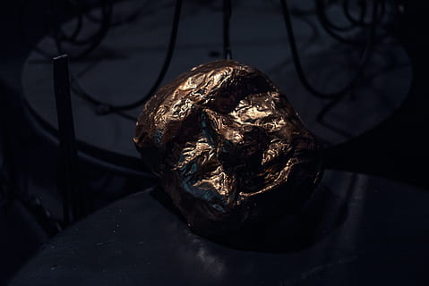 Rigoletto, alter Ego, Oper, Nahansicht, drinnen, keine Leute, Schatten, High Angle View, Stillleben, einzelnes Objekt, Sonnenlicht, Fokus auf den Vordergrund, Natur, Muster, Tabelle, Obst, gesundes Essen, Tag, Skulptur, Kunst und Handwerk, texturiert, Kunst, 5K, CC0, gemeinfrei, lizenzfrei