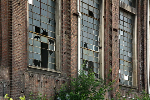 finestra, rotto, coccio, vecchio, rovinare, esterno dell'edificio, costruzione, architettura, struttura costruita, nessuno, città, Inquadratura dal basso, giorno, all'aperto, vetro - materiale, pianta, quartiere residenziale, ufficio, edificio per uffici esterno, natura, mattone, riflessione, alto - alto, albero, 4K, CC0, dominio pubblico, privo di copyright