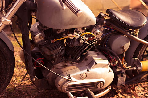 Motorrad, Fahrräder, Lenker, Kreis, altmodisch, rot, retro, Silber-, stehlen, Transport, Biker, Vorderseite, Gastank, Reiten, Fahrzeug, Geschwindigkeit, Jahrgang, Lebensstil, Ausrüstung, Auto, Motor, Industrie, Technologie, Transportart, Transportmittel, Landfahrzeug, Kraftfahrzeug, Metall, Maschinen, keine Leute, Tag, Maschinenteil, Nahansicht, verlassen, draußen, beschädigt, stationär, obsolet, 5K, CC0, gemeinfrei, lizenzfrei