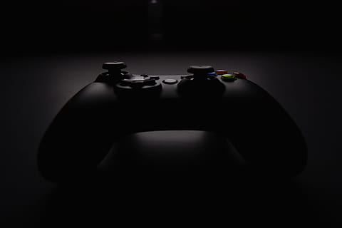 flach, fokus fotografie, schwarz, kabellos, Konsole, Regler, xbox controller, Gamepad, Spieler, Technologie, xbox, schwarze Farbe, Ausrüstung, Joystick, Gegenstände / Ausrüstung, drinnen, keine Leute, beleuchtet, Nacht-, Nahansicht, Studioaufnahme, schwarzer Hintergrund, Scheinwerfer, menschliches Körperteil, Menschen, Silhouette, zwei Objekte, Körperteil, Risiko, dunkel, Porträt, Essen und Trinken, Geheimnis, 5K, CC0, gemeinfrei, lizenzfrei