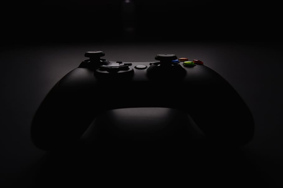 poc profund, focalitzar la fotografia, negre, sense fils, consola, controlador, controlador xbox, gamepad, jugador, tecnologia, xbox, color negre, equipament, joystick, objectes / equips, a l'interior, cap gent, il·luminat, nit, primer pla, tir de l'estudi, fons negre, punt de mira, part del cos humà, gent, silueta, dos objectes, part del cos, risc, fosc, retrat, menjar i beguda, misteri, 5K