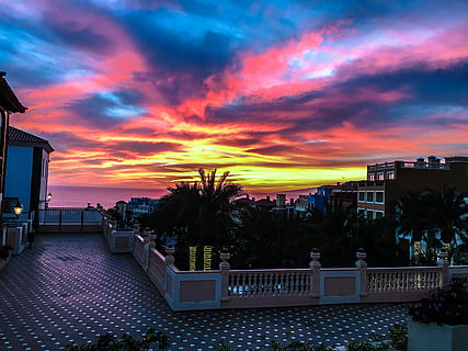 himmel, vest, solnedgang, skyer, sol, solen, natur, farver i himlen, by, orange, tenerife, sky - himmel, dramatisk himmel, skumring, udendørs, arkitektur, bygget struktur, bygning udvendig, bygning, rækværk, træ, vand, orange farve, skønhed i naturen, tilfældige mennesker, plante, hav, svømmepøl, romantisk himmel, 4K, CC0, offentligt domæne, royaltyfrie