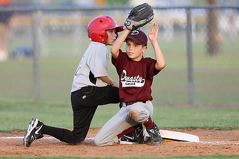 Baseball, Spieler, Aktion, zweite Basis, Helm, Handschuh, Base, Spiel, Sport, Uniform, Ball, jung, Feld, Athlet, Junge, Sommer-, Jugend, männlich, draußen, spielen, Kind, in voller Länge, Kindheit, Männer, Jungs, Nachwuchs, Baseball - Sport, Bewegung, Tag, Menschen, Wettbewerb, drei Leute, Kopfbedeckungen, Kleidung, Natur, Anstrengung, 1080P, CC0, gemeinfrei, lizenzfrei