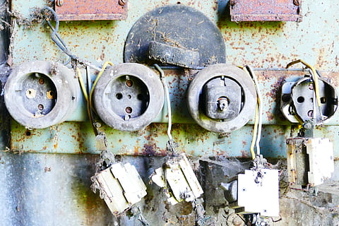 negru, priză electrică, perete, prize, vechi, electricitate, dop, spart, distrus, actual, Elektrik, metal, ruginit, deteriorat, abandonat, nici o persoana, deteriorare, erodate, declin, învechit, dărâma, echipament, a închide, zi, stare proastă, alimentare electrică, Control, conexiune, industrie, 5K, CC0, domeniu public, fără drepturi de autor