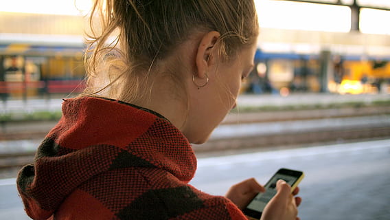 nainen, punainen, musta, huppari, käyttämällä, mobile, puhelin, tie, nainen punainen, punainen ja musta, tiellä, kännykkä, yksi henkilö, ihmiset, tekniikka, ulkona, tekstiviestittely, kaupunkiympäristössä, viestintä, langaton tekniikka, tilalla, kaupunkielämä, älypuhelin, naiset, kaupunki, kannettava tietoväline, pääosuma, yhteys, keskittyä etualalle, nuori aikuinen, aikuinen, kuljetus, muotokuva, siirrettävyys, aktiviteetti, hiukset, muotoilu, lämmin vaatetus, 4K, CC0, public domain, rojaltivapaa