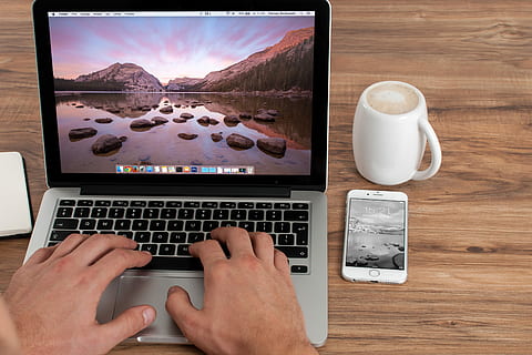 paesaggio, screenshot di macbook, bellissimo, macbook, immagine dello schermo, computer, mani, Schermo a cristalli liquidi, Macbook Pro, dominio pubblico, schermo, Tech, tecnologia, il computer portatile, Internet, caffè - bevanda, tecnologia wireless, attività commerciale, tavolo, schermo del computer, scrivania, tastiera del computer, lavoro, tazza, attrezzatura, comunicazione, usando il portatile, mano umana, mano, connessione, parte del corpo umano, bere, attrezzatura informatica, in casa, cibo e bevande, una persona, boccale, rinfresco, legno - materiale, tastiera, digitando, dito, 2K, CC0, dominio pubblico, privo di copyright