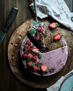 pečený, dort, nakrájený, jahody, horní, jahodový záliv fondant dort, jídlo, jídlo a pití, svěžest, připraven jíst, stálý život, uvnitř, sladký, nikdo, vysoký úhel pohledu, dezert, sladké jídlo, požitek, kuchyňské nádobí, dřevo - materiál, detail, stůl, jíst nádobí, deska, pokušení, obloha, 4K, CC0, veřejná doména, bez autorských práv