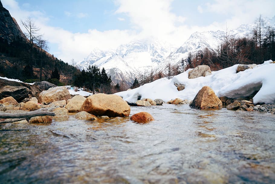 Karosserie, Wasser, geerdet, bedeckt, Schnee, Fluss, Grün, blätterte, Bäume, wolkig, Himmel, Felsen, Perspektive, Berg, Winter, Wald, fließend, Natur, draußen, kalte Temperatur, Schönheit in der Natur, wolke - himmel, Szenen - Natur, Rock, Tag, solide, Ruhe, ruhige Szene, Umgebung, Rock - Objekt, keine Leute, Landschaft, Oberflächenniveau, fließendes Wasser, schneebedeckter Berg, 5K
