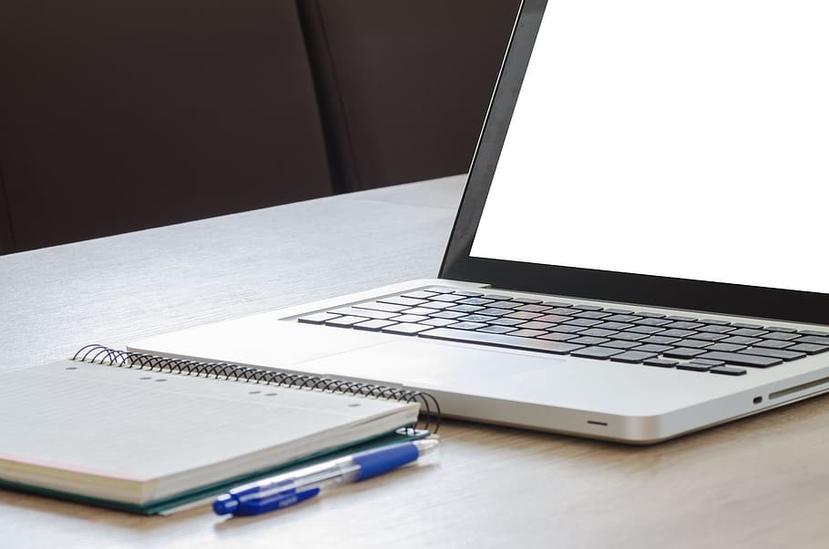 Laptop, Notizbuch, Stift, Tabelle, Tastatur, modern, Bildschirm, Technologie, Holzoberfläche, kabellose Technologie, Computer, Kommunikation, Verbindung, drinnen, keine Leute, Portabilität, öffnen, Schreibtisch, Geschäft, Studioaufnahme, Notizblock, Internet, Büro, Computerausrüstung, silberfarben, 5K