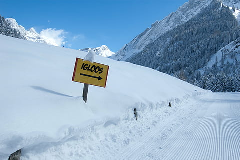 iglú, neu, fred, refugi, hivern, naturalesa, blanc, blau, cel, Alps, muntanya, paisatges, paisatge d'hivern, altitud, formació de gel, glacial, temperatura de fred, signe, informació, comunicació, escenics - natura, muntanya nevada, Serra, signe d'informació, senyal de trànsit, text, bellesa a la natura, guió occidental, dia, Color blanc, cap gent, orientació, a l'aire lliure, estació d'esquí, 2K, CC0, domini públic, lliure de regalies