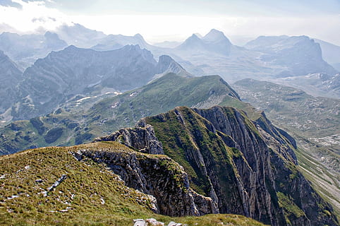 foto del paisaje, Cadenas montañosas, verde, montaña, azul, cielo, cordillera, naturaleza, paisaje, rocoso, pico, cima del mundo, nube, tierras altas, calina, escénico, niebla de distancia, hierba, colina, ladera, paisajes - naturaleza, belleza en la naturaleza, escena tranquila, tranquilidad, ambiente, escena no urbana, idílico, nube - cielo, rock, día, nadie, remoto, pico de la montaña, geología, sólido, al aire libre, formación, cresta de la montaña, 4K, CC0, dominio público, libre de derechos