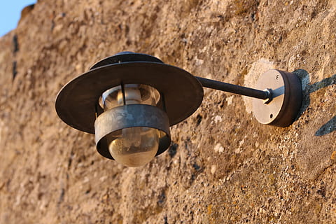 lampe, væg, lanterne, lys, belysning, gammel, sten-, murværk, udendørs belysning, historisk, udstyr, dag, murbygningsfunktion, metal, ingen mennesker, tæt på, natur, udendørs, fokus på forgrunden, sollys, arkitektur, lav vinkel visning, rock-objekt, klippe, bygget struktur, form, solid, træ - materiale, skygge, jord, 2K, CC0, offentligt domæne, royaltyfrie
