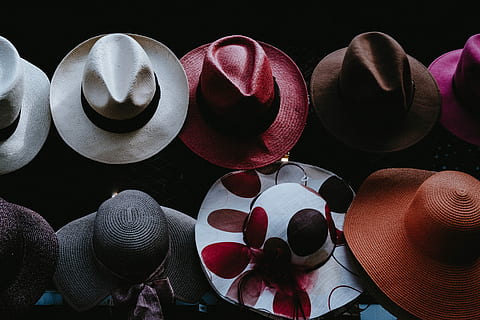 assortert farge cowboy lue mye, assortert farge fedora hatt mye, hatt, fedora, floppy hat, sommer, mørk, rød, gul, hvit, oransje, brun, grå, menns, kvinne, trend, mote, marked, butikk, stor gruppe gjenstander, ingen folk, valg, detaljhandel, stilleben, innendørs, variasjon, nærbilde, ordning, studio skudd, overflod, gruppe av objekter, på rad, svart bakgrunn, mønster, rekkefølge, bakgrunn, kontraster, mykhet, konsumerisme, 5K, CC0, offentlig domene, opphavsrett gratis
