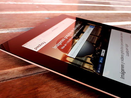 ipad, teknologi, touch screen, tekst, bord, høj vinkel visning, ingen mennesker, træ - materiale, vestlige script, stilleben, tæt på, meddelelse, offentliggørelse, Bestil, gruppe af objekter, indendørs, trådløs teknologi, åben, dag, mad og drikke, lille gruppe af objekter, 1080P, CC0, offentligt domæne, royaltyfrie