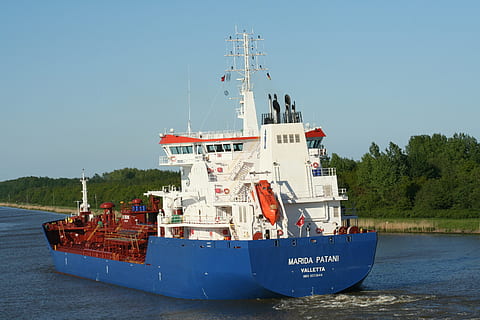 contenitore, nave, fiume, avvio, nave cargo, cargo, spedizione, trasporto, acqua, carico, tecnologia, mare, canale, rotta marittima, corso d'acqua, nok, traffico, marinaro, Frachtschiff, Germania, nave nautica, mezzi di trasporto, modo di trasporto, cielo, natura, cielo sereno, giorno, nessuno, all'aperto, blu, industria, attività commerciale, testo, ormeggiato, lungomare, albero, 2K, CC0, dominio pubblico, privo di copyright