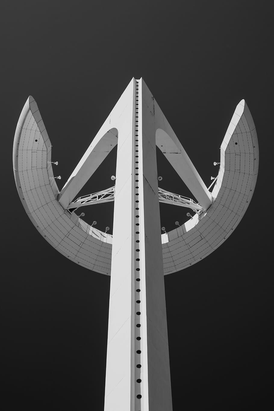 bílý, beton, mezník, v noci, architektura, Černý a bílý, slavné místo, moderní, nízký úhel pohledu, černé pozadí, nikdo, noc, venku, nebe, stavba, čisté nebe, Příroda, exteriér budovy, umělecká kultura a zábava, zábavní park, vysoká - vysoká, geometrický tvar, tvar, jízda zábavním parku, město, kopie prostor, 5K