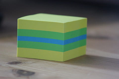 pubblicalo, bloccare, ufficio, multicolore, in casa, legno - materiale, girato in studio, nessuno, forma geometrica, forma cubica, forma, singolo oggetto, tavolo, natura morta, avvicinamento, creatività, semplicità, giocattolo, scelta, design, blocco giocattolo, variazione, 5K, CC0, dominio pubblico, privo di copyright
