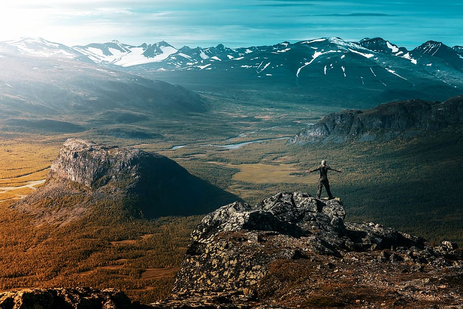 Antenne, Aussicht, Berg, Abenteuer, Klippen, Wolken, Tageslicht, Gletscher, hoch, Wanderung, Hügel, Eis, See, Landschaft, Gipfel, Berge, Natur, draußen, Person, Felsen, szenisch, Schnee, Reise, Tal, Vulkan, Tiere in freier Wildbahn, keine Leute, Tag, szenen, Wasser, Szenen - Natur, Umgebung, Schönheit in der Natur, Rock - Objekt, Rock, Ruhe, solide, Winter, Gebirge, kalte Temperatur, Nicht-städtische Szene, Reiseziele, ruhige Szene, schneebedeckter Berg, 4K