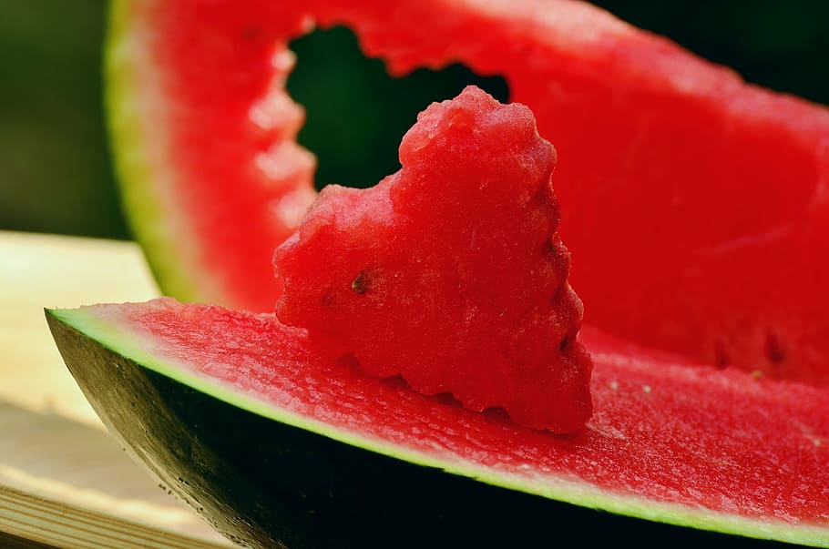 hjerteformede, udhugget, vandmelon frugt, melon, vandmelon, frugt, rød, papirmasse, saftig, forfriskning, mad, knust, hjerte, mad og drikke, sund kost, friskhed, tæt på, skive, velvære, ingen mennesker, fokus på forgrunden, klar til at spise, indendørs, moden, sødt mad, bærfrugt, stilleben, fristelse, 4K