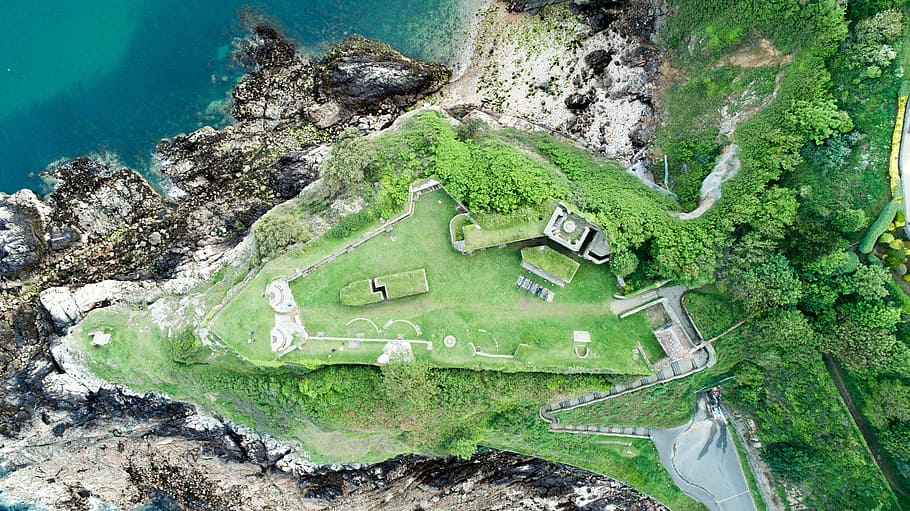 aèria, fotografia, illa, ocell, vista d'ulls, memorial, penya-segat, clarència, bateria, aigua, naturalesa, mar, europa, vista aèria, estiu, color verd, a l'aire lliure, paisatge, rock - object, cap gent, molsa, dia, vista d’angle alt, arquitectura, estructura construïda, terra, escenics - natura, història, planta, tranquil·litat, bellesa a la natura, muntanya, exterior de l'edifici, el passat, escena tranquil·la, arqueologia, 5K