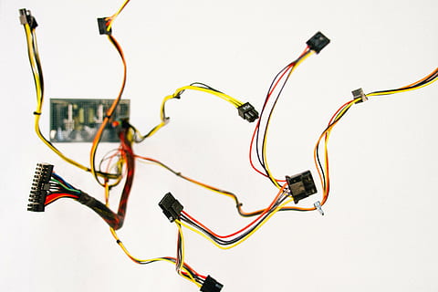 Gelb, rot, Netzwerkkabel, Zugriff, Schaltung, Verbindung, Daten, Elektrizität, Elektronik, Ausrüstung, Wissenschaft, Halbleiter, Stopper, Technologie, Draht, weißer Hintergrund, keine Leute, Gesundheitswesen und Medizin, Studioaufnahme, mehrfarbig, Nahansicht, Tag, Kabel, drinnen, Kommunikation, Kunst und Handwerk, Kleiderbügel, Kalligraphie, hängend, Gruppe von Objekten, Stillleben, Variation, Computerkabel, 5K, CC0, gemeinfrei, lizenzfrei