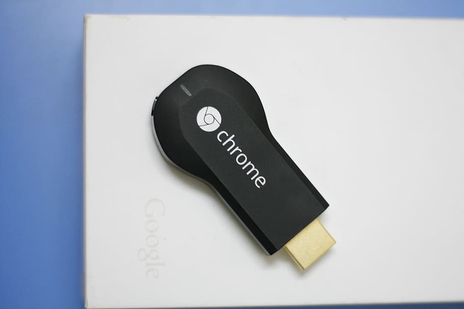 chromecast, Google, Caixa, hdmi, dispositiu, dispositiu HDMI, dispositiu de mirall, unbox, sense caixa, comunicació, text, tecnologia, tir de l'estudi, cap gent, primer pla, guió occidental, a l'interior, color negre, Color blanc, nota, natura morta, connexió, nombre, paper, còpia espai, nota adhesiva, tecnologia sense fils, sol objecte, control, polsador, missatge, 4K
