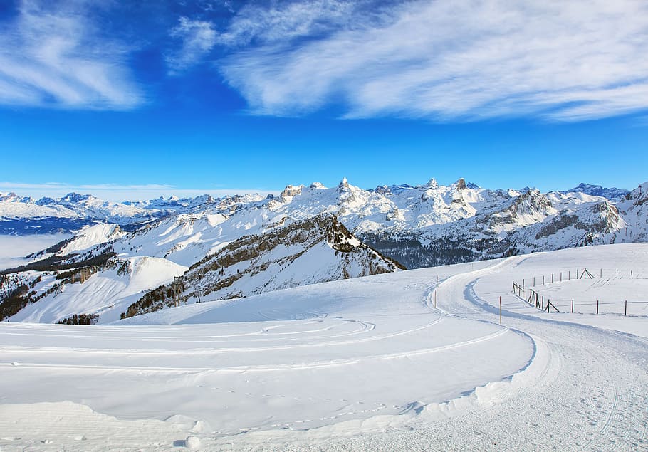 terra de neu, cim, pic, penya-segat, pendent, viatjar, destinació de viatges, Alps suisses, Alps, alpí, paisatge, naturalesa, fronalpstock, muntanya, schwyz, suïssa, europa, Europeu, hivern, neu, blanc, blau, cel, vista, núvol, pista d'esquí, pista, pista d’esquí, corba, temperatura de fred, escenics - natura, núvol - cel, bellesa a la natura, medi ambient, muntanya nevada, Color blanc, Serra, cap gent, dia, escena tranquil·la, tranquil·litat, pi, cim de muntanya, 4K