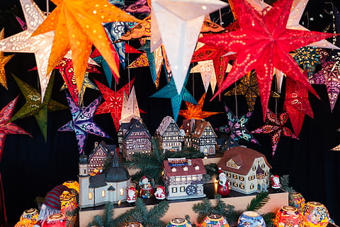 julestjerner, stearinlyshuse, jul, stjerner, lys, huse, kunst og underholdning, objekter, nat, efterår, dekoration, rød, multi farvet, træ, fest, kunstkultur og underholdning, rejsemål, valg, belyst, ferie, ingen mennesker, detail, til salg, hængende, marked, Kunst og håndværk, juledekoration, belysningsudstyr, variation, stor gruppe af objekter, jul ornament, detailvisning, julemarked, 4K, CC0, offentligt domæne, royaltyfrie