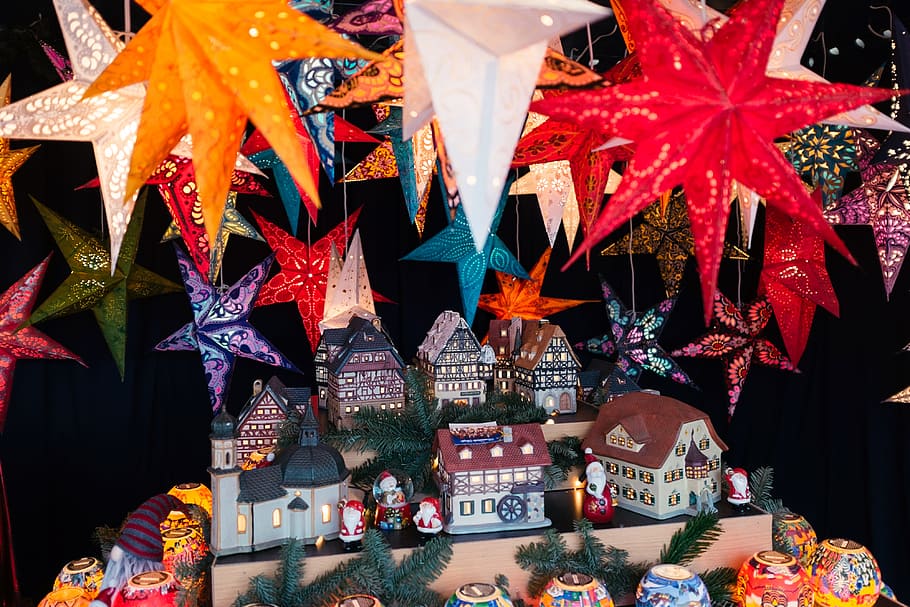 julestjerner, stearinlyshuse, jul, stjerner, lys, huse, kunst og underholdning, objekter, nat, efterår, dekoration, rød, multi farvet, træ, fest, kunstkultur og underholdning, rejsemål, valg, belyst, ferie, ingen mennesker, detail, til salg, hængende, marked, Kunst og håndværk, juledekoration, belysningsudstyr, variation, stor gruppe af objekter, jul ornament, detailvisning, julemarked, 4K