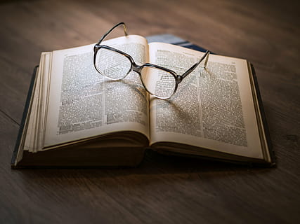 ulleres, superior, obert, llibre, coneixement, biblioteca, gots, llibre de text, informació, educació, literatura, pila, estudiar, llegir, paper, prestatge per a llibres, escola, saviesa, vell, vintage, prestatgeria, coberta, text, recerca, ciència, antiguitat, llibreria, retro, imprimir, universitat, fusta, pàgina, literari, paret, taula, macro, primer pla, cap gent, passat de moda, directament a sobre, tir de l'estudi, a l'interior, publicació, natura morta, vista d’angle alt, material de fusta, comunicació, absència, enfocament selectiu, centrar-se en primer pla, accessori personal, 4K, CC0, domini públic, lliure de regalies